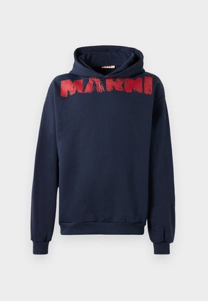 Jūras zila kapuce, kas izgatavota no kokvilnas, ar sarkanu otas trieciena druku ar vārdu "MARNI" krūšu daļā, brīvas formas piegriezumā un ar kangaroo kabatu.