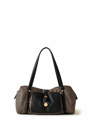 Borsa con corpo marrone testurizzato, tasca frontale nera con chiusura dorata e due spallacci neri su sfondo bianco.