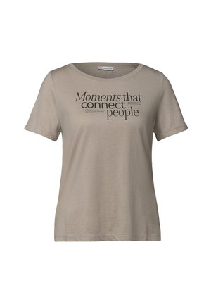 Beige t-shirt med kort ärm i mjukt tyg, med svart textdesign: "Stunder som kopplar samman människor." Avslappnad rund halsringning.