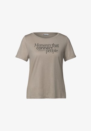 Beige t-shirt med kort ärm i mjukt tyg, med svart textdesign: "Stunder som kopplar samman människor." Avslappnad rund halsringning.