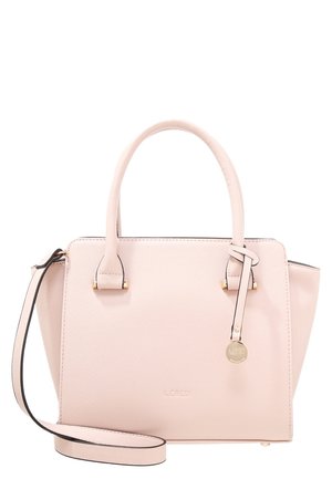 Sac à main structuré rose clair avec doubles poignées supérieures, une bandoulière amovible et une petite étiquette ronde dorée sur la poignée avant droite.