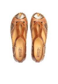 Scarpe chiuse in pelle marrone con design intagliati, accenti metallici e cuciture intrecciate. L'interno è color beige con una stampa del logo.