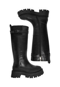 Čierne kožené čižmy po kolená s hrubou, rebrovanou podrážkou. Majú bočný zips a nastaviteľný pásik na vrchu pre lepšie prispôsobenie. Hladká textúra.