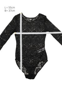 Čierne čipkované body s dlhým rukávom s meracou páskou cez hrudník, ktorá ukazuje dĺžku 55 cm a šírku 37 cm.