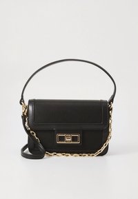 Črni usnjeni ročni kovček z teksturirano površino, zlato verižico kot poudarkom in pravokotno obliko. Ima pokrov za zapiranje in snemljiv ramenski trak.