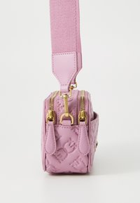 Roze, gestructureerde handtas met een reliëf bloemenpatroon, dubbele gouden ritsen en een afneembare roze stoffen schouderband. Compact rechthoekig formaat.