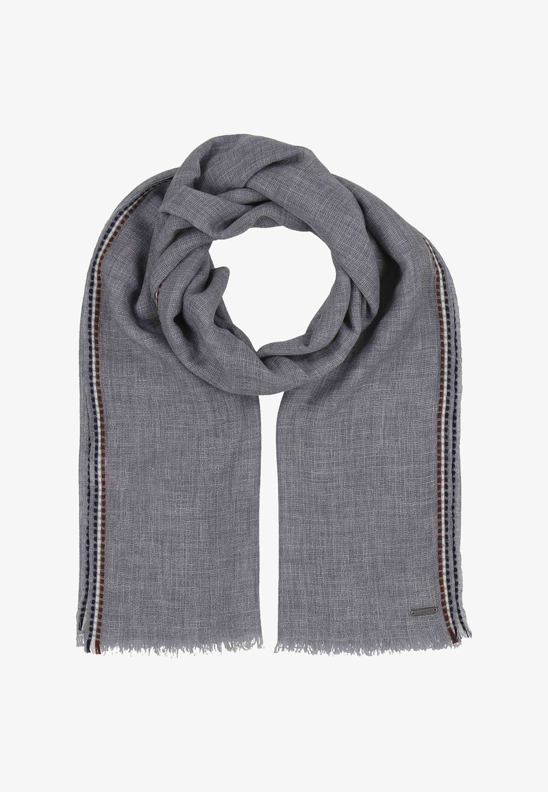 Grå vævet tørklæde med en tekstureret overflade, der har frynset kanter og et dekorativt stribet mønster langs den ene side.