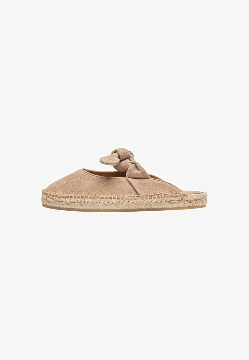 Beige ruskinds-sandaler med en knyttet detalje, åben tå og flet-jute sål. Flad design, blød tekstur og minimalistisk stil.