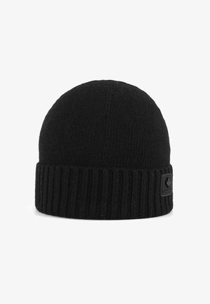 Gorro de punto negro con puño acanalado y parte superior plana, que presenta un pequeño parche con el logo en el puño. Textura suave y ajuste ceñido.