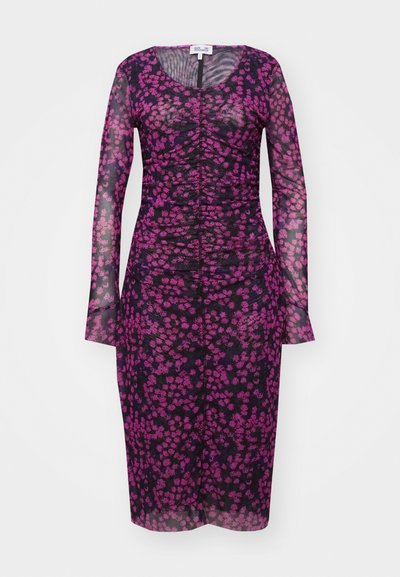 Robe florale violette avec de longues manches transparentes, présentant des détails froncés à l'avant. Le tissu a une apparence légère et texturée.
