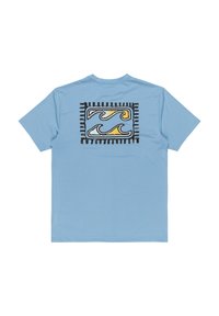 Svetlo modré bavlnené tričko s farebným abstraktným vzorom vlny na zadnej strane, obrysom v čiernej farbe, s obdĺžnikovým rámom.
