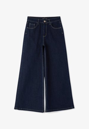 Pantaloni in denim a gamba larga color blu scuro, con cerniera frontale, cinque tasche e impunture bianche a contrasto lungo le cuciture.