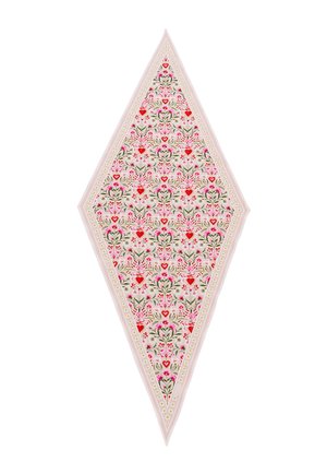 Rdeč rožnat šal v obliki diamantov z vzorci ponavljajočih se cvetlic in rdečih srčkov, obrobljen z bisernim robom na belem ozadju.