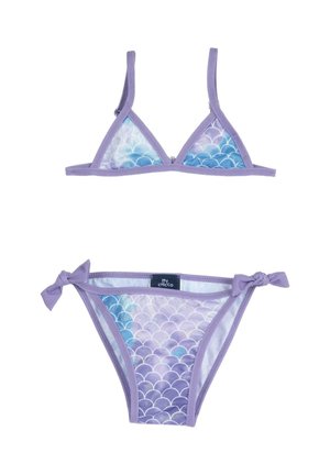 Lilla bikinisæt med trekants-top i blå og lilla skala mønster, samt bund med sidesløjfer og matchende detaljer.