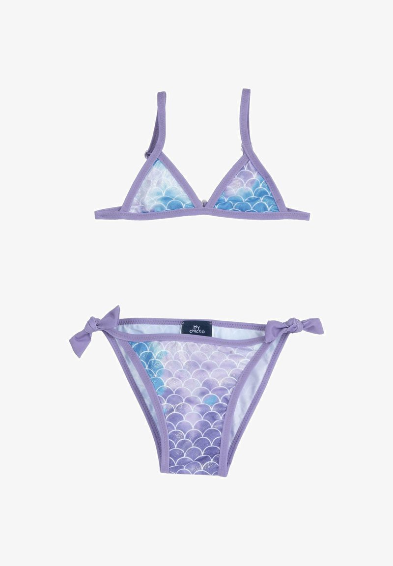 Ensemble de bikini violet comprenant un haut triangle avec un motif de écailles bleu et violet, et un bas avec des nœuds latéraux et des détails assortis.