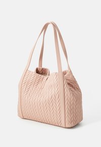 Borsa a tracolla rosa testurizzata con motivo a foglie, due manici lunghi e apertura arricciata, realizzata in un morbido materiale sintetico.