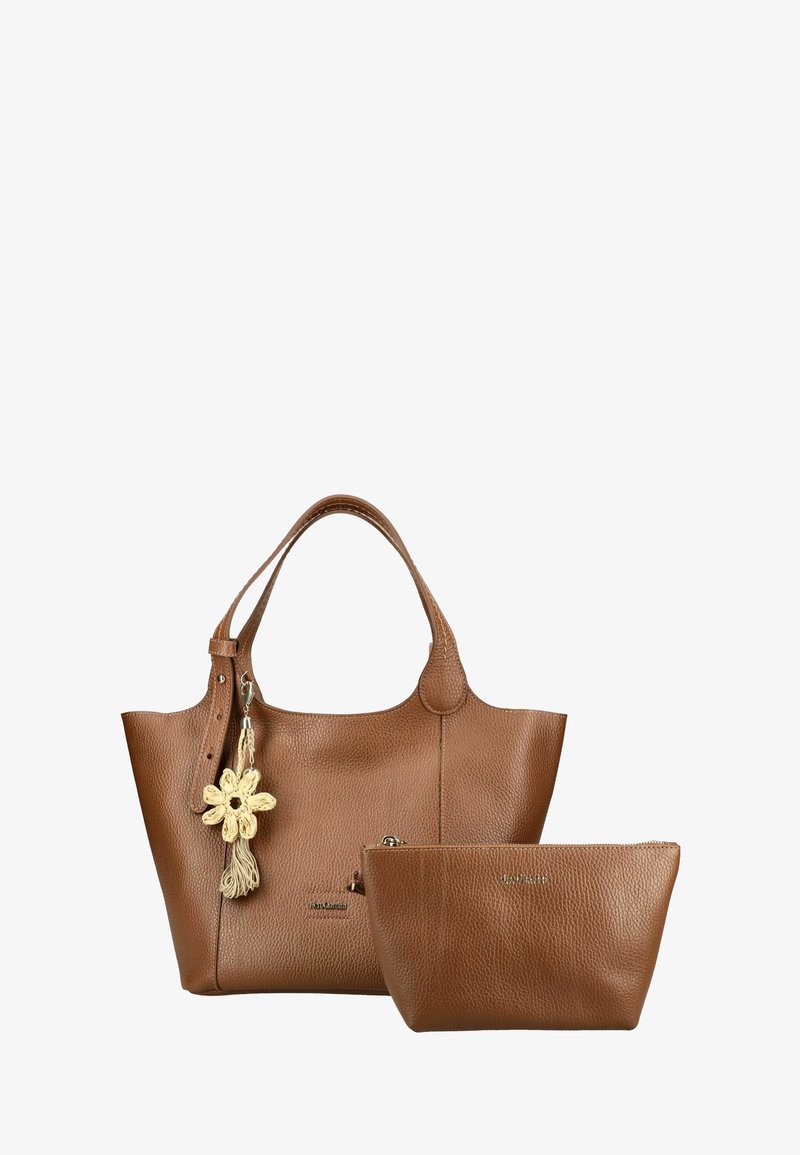 Borsa tote in pelle marrone testurizzata con doppi manici e una piccola pochette coordinata con zip, caratterizzata da un ciondolo a nappina floreale beige.