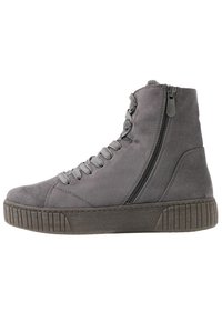 Bottine grise en daim avec une semelle texturée, dotée d'une fermeture éclair latérale, d'un laçage sur le devant et d'accents de boutons circulaires sur la tige.