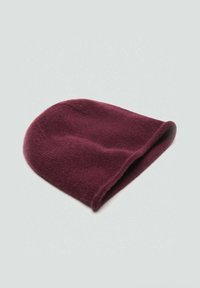 Cappello a maglia color bordeaux, con una texture morbida e una silhouette arrotondata sulla parte superiore, rifinito con un bordo arrotolato. Adatto per un abbigliamento casual e per l'uso durante il clima freddo.