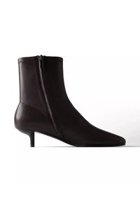Bottine noire en cuir avec fermeture éclair latérale et petit talon bas sur fond blanc, vue de profil gauche.