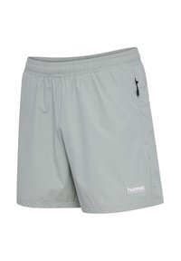 Jasnoszare krótkie spodenki sportowe z elastycznym pasem, boczną kieszenią na zamek oraz białym logo "hummel performance" na lewej nogawce.