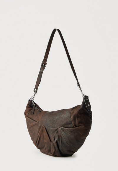 Καφέ δερμάτινη τσάντα ώμου με ρυθμιζόμενο ιμάντα, κλείσιμο με φερμουάρ και υφή ελαφρώς ρυτιδιασμένη, παρουσιάζεται σε λευκό φόντο.