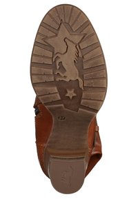 Podeszwa brązowego skórzanego buta z wypukłym wzorem konia, akcentami w kształcie gwiazdy, wzorami bieżnika oraz numerem rozmiaru 37 na spodzie.