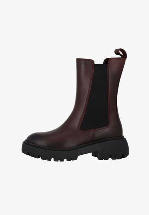 Bottines Chelsea en cuir bordeaux avec des panneaux latéraux élastiques et une semelle en caoutchouc noir épaisse. Comprend une languette pour un enfilage facile.