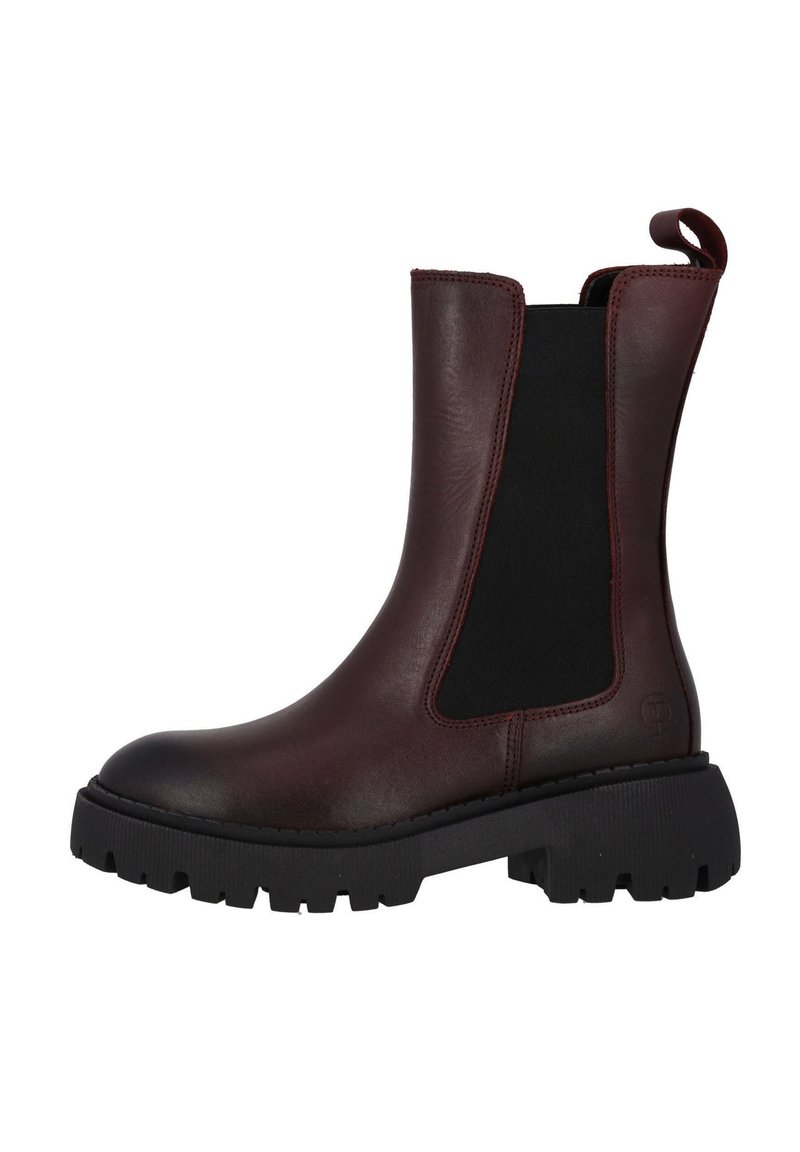 Bottines Chelsea en cuir bordeaux avec des panneaux latéraux élastiques et une semelle en caoutchouc noir épaisse. Comprend une languette pour un enfilage facile.
