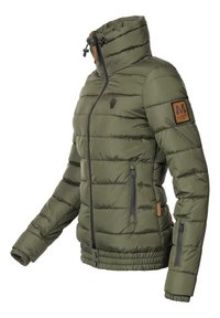 Giubbotto imbottito verde oliva con colletto alto, tasche con zip, polsini elasticizzati e superficie testurizzata; presenta un logo ricamato sulla manica.