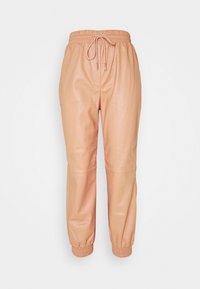 Pfirsichfarbene Leder-Jogginghosen mit einem elastischen Bund und verstellbarem Schnürzug. Enganliegende Bündchen an den Knöcheln verleihen der Silhouette Definition.