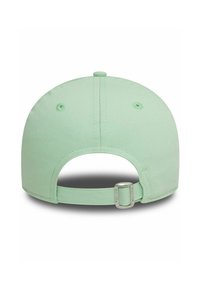 Gorra de béisbol verde menta con forma redondeada, correa ajustable en la parte posterior y dos orificios de ventilación para transpirabilidad. Textura de tela suave.