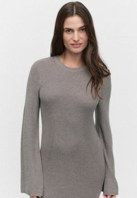 Harmaa neulottu mekko, jossa on tiukka siluetti, pitkät hihat, ribbikuvio ja pyöreä kaula-aukko. Minimalistinen muotoilu ilman kuvioita tai koristeita.