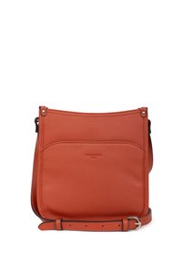 Borsa a tracolla in pelle arancione con finitura testurizzata. Presenta una tasca frontale e una tracolla regolabile con un accento in metallo argentato.