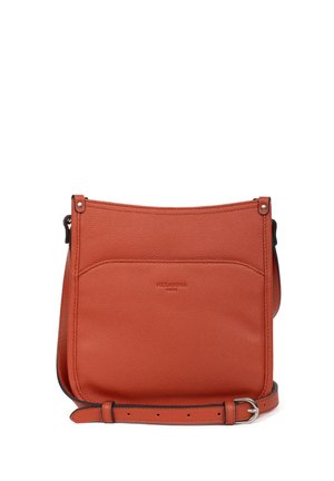 Borsa a tracolla in pelle arancione con finitura testurizzata. Presenta una tasca frontale e una tracolla regolabile con un accento in metallo argentato.