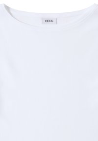 Weißes Baumwoll-T-Shirt mit rundem Ausschnitt, das eine schlichte Textur aufweist und ein kleines "CECIL"-Label nahe dem Kragen hat. Keine Muster oder Akzente.
