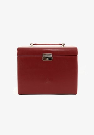 Étui de rangement en cuir rouge de forme rectangulaire, avec un fermoir en métal argenté et une poignée supérieure. Texture lisse avec un logo embossé à l'avant.