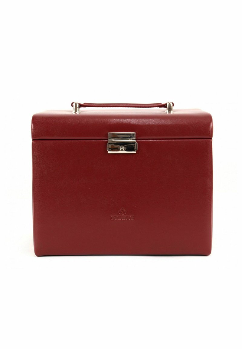 Étui de rangement en cuir rouge de forme rectangulaire, avec un fermoir en métal argenté et une poignée supérieure. Texture lisse avec un logo embossé à l'avant.