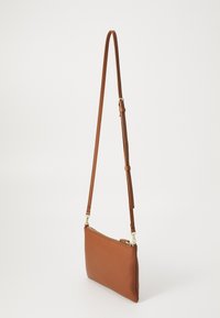 Borsa a tracolla in pelle color cuoio con texture liscia, chiusura superiore con zip, tracolla regolabile e dettagli in hardware dorato.