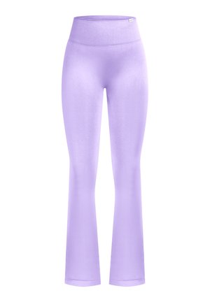 Spodnie legginsy z rozszerzanymi nogawkami wykonane z miękkiego, elastycznego materiału w jasnym lawendowym kolorze. Posiadają wysoką, prążkowaną gumę w pasie oraz gładką fakturę na całej powierzchni.