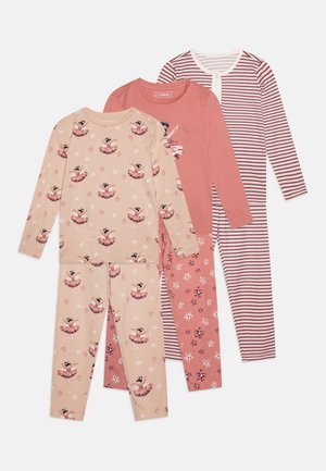 Fyra-delad pyjamasuppsättning: beige topp med baletttryck, rosa topp med blommor, randig topp och matchande byxor. Alla gjorda av mjukt tyg.
