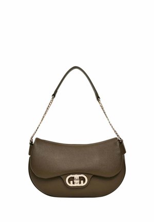 Borsa a mano in pelle verde oliva con forma curva, dotata di tracolla a catena e chiusura metallica con logo. Texture liscia.