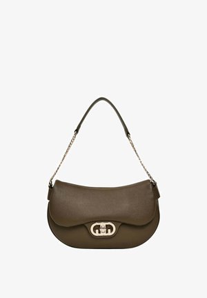 Borsa a mano in pelle verde oliva con forma curva, dotata di tracolla a catena e chiusura metallica con logo. Texture liscia.