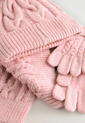 Set aus einer rosa gestrickten Mütze und Handschuhen mit einem strukturierten Kabelmuster auf der Mütze und gerippten Bündchen. Weiche, dicke Wolle sorgt f�ür Wärme.