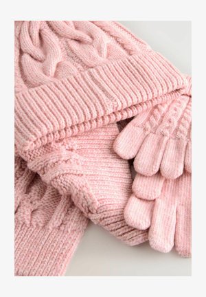 Roza pletena kapa in komplet rokavic, ki se ponaša s teksturiranim kabelskim vzorcem na kapi in rebrastimi manšetami. Mehak, debel nit zagotavlja toploto.