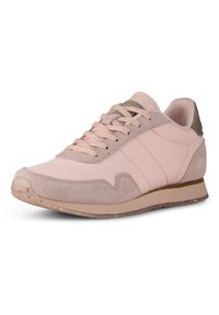 Jasnoróżowy but sportowy z gładką skórzaną cholewką, zamszowymi akcentami, teksturowanym obcasem i gumową podeszwą. Posiada okrągły czubek i wiązanie.