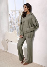 Khaki-grünes Loungewear-Set mit einem übergroßen Kapuzenpullover mit einer Fronttasche und bequemen Hosen mit seitlichem Druck.