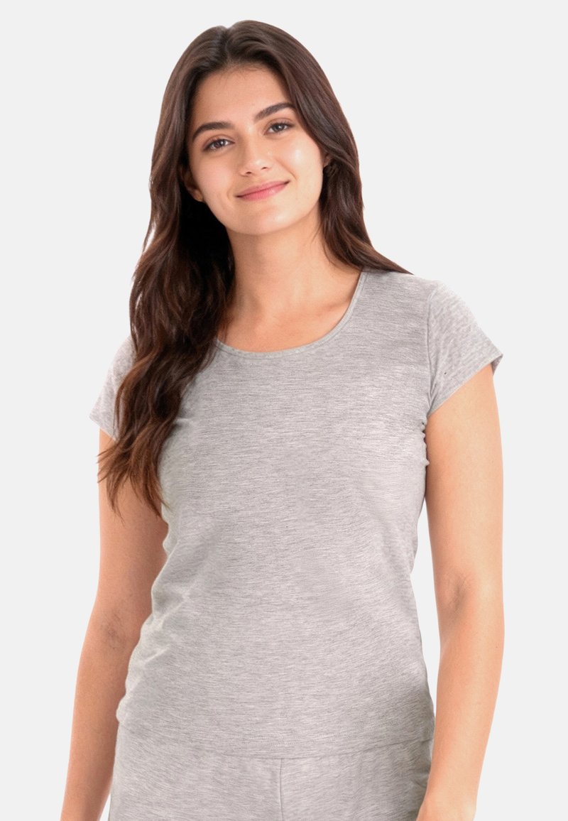 Camiseta gris de manga corta hecha de tela suave y texturizada con cuello redondo y ajuste holgado. Sin estampados ni detalles de herrajes visibles.