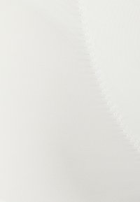 Tejido blanco y suave con una ligera textura acanalada, que presenta detalles de costura sutiles y un diseño sin costuras. Sin patrones ni acentos visibles.