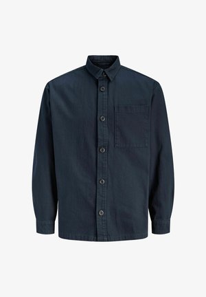 Tamsiai mėlyna nakties spalvos marškiniai su sagomis, ilgomis rankovėmis, priekinė kišenė ant krūtinės ir mažais apykaklės atvartais, pateikti ant balto fono.